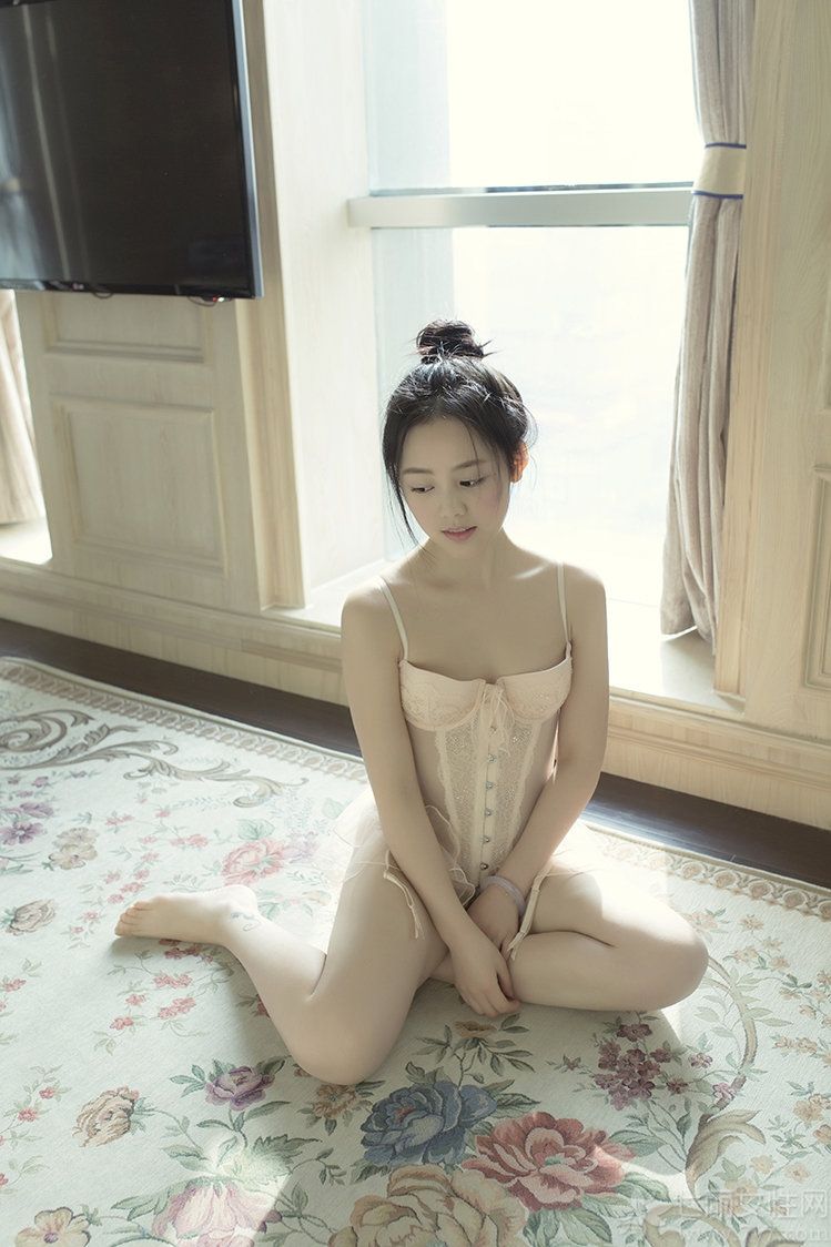 小清新粉嫩的清纯少女，穿着性感比基尼拍摄出梦幻唯美的诱人写真，让人眼前一亮的白皙娇嫩肌肤，慵懒妩媚的微笑表情让宅男们心动不已，诱惑美胸引发令人遐想连连的致命魅力。分享一组粉嫩少女性感比基尼写真，娇嫩白皙的图片让宅男疯狂。