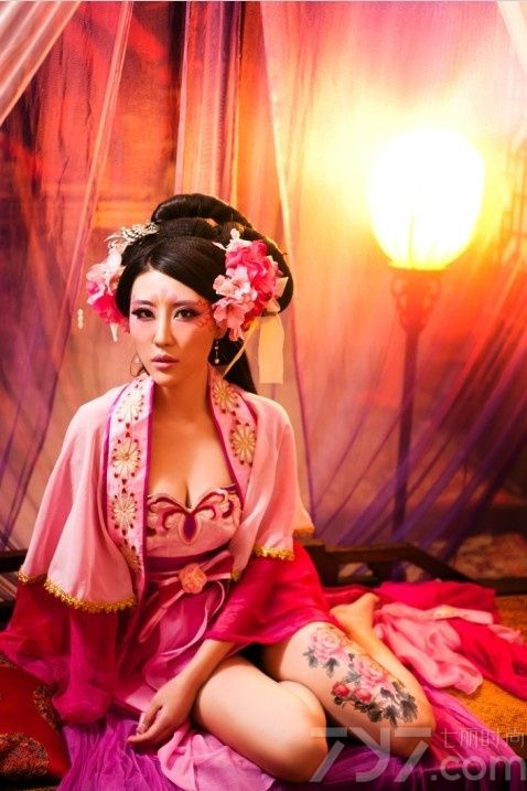 花魁指中国古代青楼女子中的头牌，或者日本江户时代的艺妓或游女歌舞伎的头牌，嫩模扮演的花魁露出双峰，让人垂涎欲滴，撩人的姿势更是要迷倒众人。