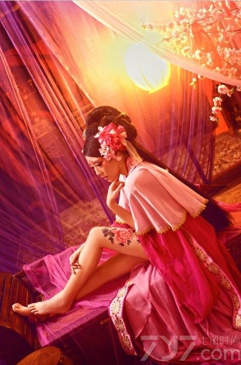 花魁指中国古代青楼女子中的头牌，或者日本江户时代的艺妓或游女歌舞伎的头牌，嫩模扮演的花魁露出双峰，让人垂涎欲滴，撩人的姿势更是要迷倒众人。