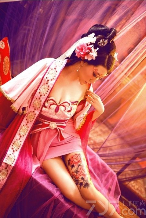 花魁指中国古代青楼女子中的头牌，或者日本江户时代的艺妓或游女歌舞伎的头牌，嫩模扮演的花魁露出双峰，让人垂涎欲滴，撩人的姿势更是要迷倒众人。