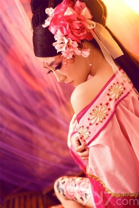 花魁指中国古代青楼女子中的头牌，或者日本江户时代的艺妓或游女歌舞伎的头牌，嫩模扮演的花魁露出双峰，让人垂涎欲滴，撩人的姿势更是要迷倒众人。