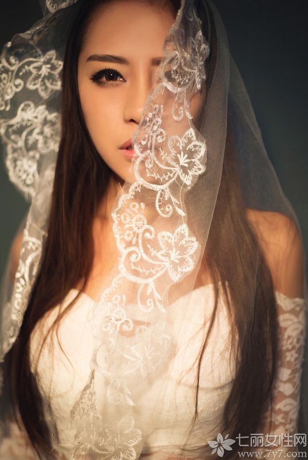 2015年日本雅马哈摩托车签约代言“最性感女神奖”/CBA篮球宝贝韩欣茹，身穿白色紧身蕾丝裙，妖娆身姿展现无疑，披上白纱宛若公主般，十分迷人。