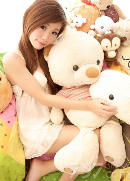 俏皮的可爱女生，除了甜美之外，穿着性感睡衣也能展示出诱惑的一面，这组可爱美女恰好如此。粉嘟嘟的脸蛋穿着性感睡衣，不经意展示出性感身材，让人无法抗拒诱人魅力的入侵。分享一组可爱女生俏皮性感写真，看萌妹子的甜美容颜很迷人