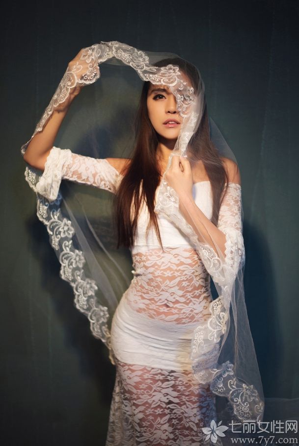 2015年日本雅马哈摩托车签约代言“最性感女神奖”/CBA篮球宝贝韩欣茹，身穿白色紧身蕾丝裙，妖娆身姿展现无疑，披上白纱宛若公主般，十分迷人。