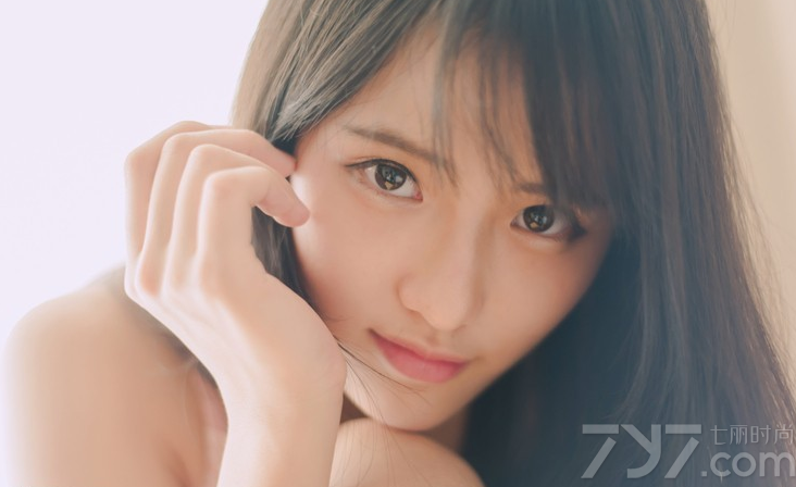 拥有氧气魅力的清纯少女，穿着性感透视睡衣，拍摄出一组既清纯，又很妩媚诱惑的性感写真图片，透视的画面释放出白皙诱人肌肤，一举一动都撩动着宅男心扉，甜美笑容更让人心动不已，暧昧粉色让人无法阻挡。分享一组氧气少女性感睡衣写真，粉色图片释放迷离诱惑魅力。