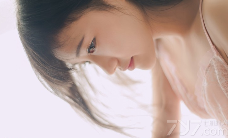 拥有氧气魅力的清纯少女，穿着性感透视睡衣，拍摄出一组既清纯，又很妩媚诱惑的性感写真图片，透视的画面释放出白皙诱人肌肤，一举一动都撩动着宅男心扉，甜美笑容更让人心动不已，暧昧粉色让人无法阻挡。分享一组氧气少女性感睡衣写真，粉色图片释放迷离诱惑魅力。