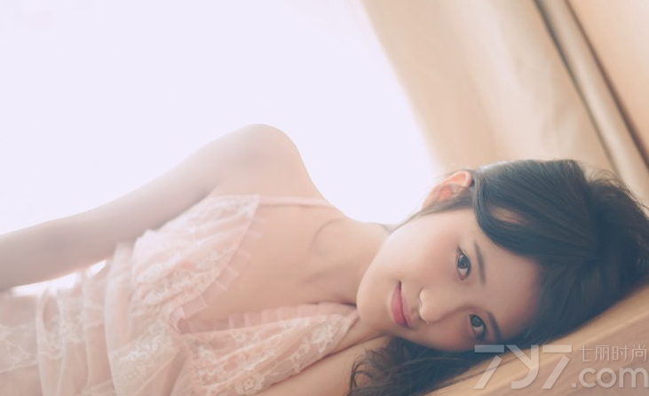 拥有氧气魅力的清纯少女，穿着性感透视睡衣，拍摄出一组既清纯，又很妩媚诱惑的性感写真图片，透视的画面释放出白皙诱人肌肤，一举一动都撩动着宅男心扉，甜美笑容更让人心动不已，暧昧粉色让人无法阻挡。分享一组氧气少女性感睡衣写真，粉色图片释放迷离诱惑魅力。