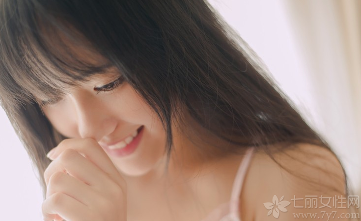 拥有氧气魅力的清纯少女，穿着性感透视睡衣，拍摄出一组既清纯，又很妩媚诱惑的性感写真图片，透视的画面释放出白皙诱人肌肤，一举一动都撩动着宅男心扉，甜美笑容更让人心动不已，暧昧粉色让人无法阻挡。分享一组氧气少女性感睡衣写真，粉色图片释放迷离诱惑魅力。