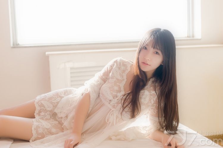 清纯的素颜美女穿上白色蕾丝透视睡衣，让人既感受到了清纯又感受到了性感，在阳光下隐隐露出的美好曲线拨动宅男们的心弦，分享一组氧气美女蕾丝透视睡衣写真，朦胧性感却兼具清纯的美，十分的诱惑。