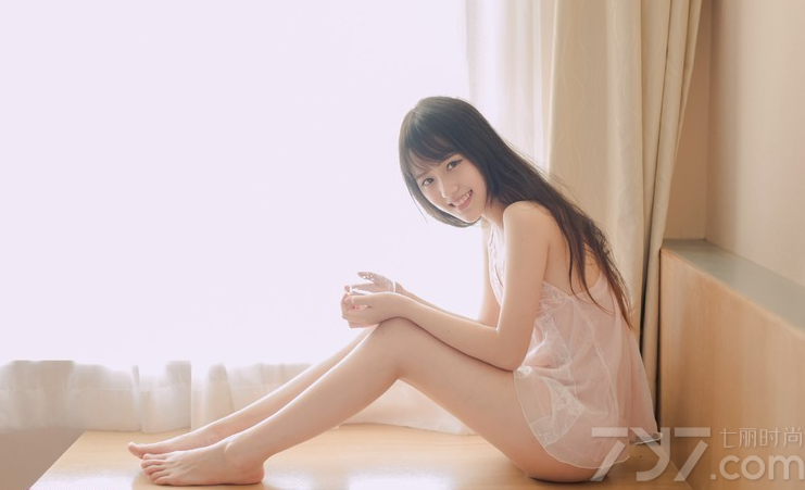 拥有氧气魅力的清纯少女，穿着性感透视睡衣，拍摄出一组既清纯，又很妩媚诱惑的性感写真图片，透视的画面释放出白皙诱人肌肤，一举一动都撩动着宅男心扉，甜美笑容更让人心动不已，暧昧粉色让人无法阻挡。分享一组氧气少女性感睡衣写真，粉色图片释放迷离诱惑魅力。