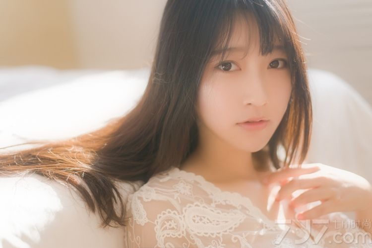 清纯的素颜美女穿上白色蕾丝透视睡衣，让人既感受到了清纯又感受到了性感，在阳光下隐隐露出的美好曲线拨动宅男们的心弦，分享一组氧气美女蕾丝透视睡衣写真，朦胧性感却兼具清纯的美，十分的诱惑。