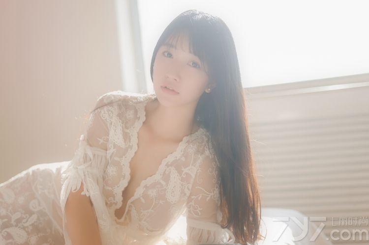 清纯的素颜美女穿上白色蕾丝透视睡衣，让人既感受到了清纯又感受到了性感，在阳光下隐隐露出的美好曲线拨动宅男们的心弦，分享一组氧气美女蕾丝透视睡衣写真，朦胧性感却兼具清纯的美，十分的诱惑。