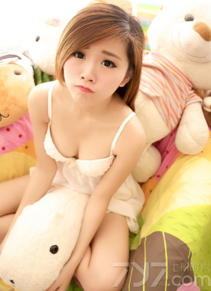 俏皮的可爱女生，除了甜美之外，穿着性感睡衣也能展示出诱惑的一面，这组可爱美女恰好如此。粉嘟嘟的脸蛋穿着性感睡衣，不经意展示出性感身材，让人无法抗拒诱人魅力的入侵。分享一组可爱女生俏皮性感写真，看萌妹子的甜美容颜很迷人