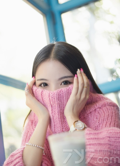 浑身散发着清新诱人气息的粉嫩美女，穿着露肩的毛衣，更加能衬托出白皙娇嫩的肌肤，甜美的笑容让宅男们怦然心动。一张完美精致的脸蛋也是令人赏心悦目的画面，彩色甜美的氛围最让人无法抗拒，分享粉色美女清新诱人写真，看性感下衣失踪的图片太诱人犯罪。