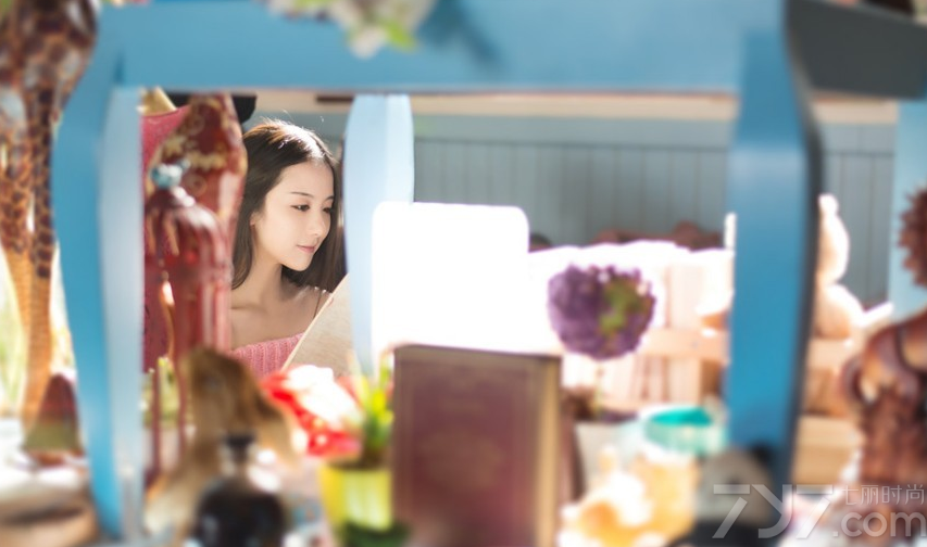 浑身散发着清新诱人气息的粉嫩美女，穿着露肩的毛衣，更加能衬托出白皙娇嫩的肌肤，甜美的笑容让宅男们怦然心动。一张完美精致的脸蛋也是令人赏心悦目的画面，彩色甜美的氛围最让人无法抗拒，分享粉色美女清新诱人写真，看性感下衣失踪的图片太诱人犯罪。