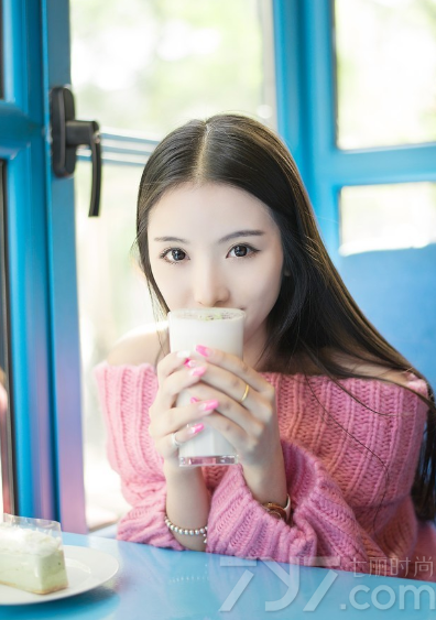 浑身散发着清新诱人气息的粉嫩美女，穿着露肩的毛衣，更加能衬托出白皙娇嫩的肌肤，甜美的笑容让宅男们怦然心动。一张完美精致的脸蛋也是令人赏心悦目的画面，彩色甜美的氛围最让人无法抗拒，分享粉色美女清新诱人写真，看性感下衣失踪的图片太诱人犯罪。