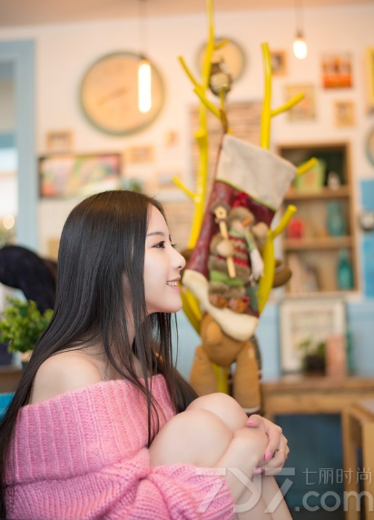 浑身散发着清新诱人气息的粉嫩美女，穿着露肩的毛衣，更加能衬托出白皙娇嫩的肌肤，甜美的笑容让宅男们怦然心动。一张完美精致的脸蛋也是令人赏心悦目的画面，彩色甜美的氛围最让人无法抗拒，分享粉色美女清新诱人写真，看性感下衣失踪的图片太诱人犯罪。