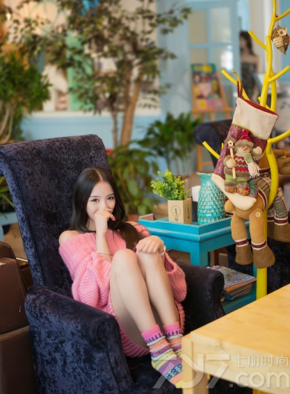 浑身散发着清新诱人气息的粉嫩美女，穿着露肩的毛衣，更加能衬托出白皙娇嫩的肌肤，甜美的笑容让宅男们怦然心动。一张完美精致的脸蛋也是令人赏心悦目的画面，彩色甜美的氛围最让人无法抗拒，分享粉色美女清新诱人写真，看性感下衣失踪的图片太诱人犯罪。