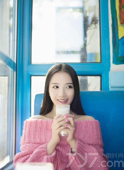 浑身散发着清新诱人气息的粉嫩美女，穿着露肩的毛衣，更加能衬托出白皙娇嫩的肌肤，甜美的笑容让宅男们怦然心动。一张完美精致的脸蛋也是令人赏心悦目的画面，彩色甜美的氛围最让人无法抗拒，分享粉色美女清新诱人写真，看性感下衣失踪的图片太诱人犯罪。