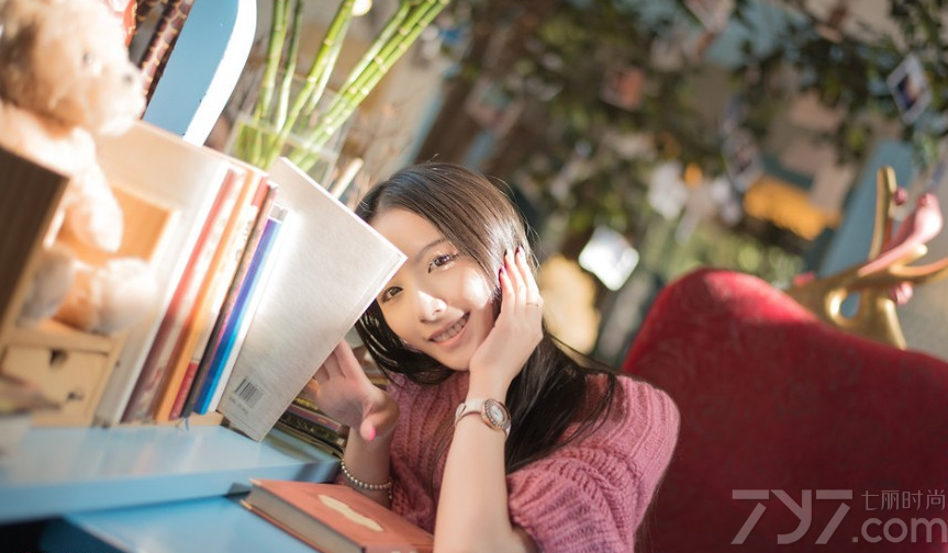 浑身散发着清新诱人气息的粉嫩美女，穿着露肩的毛衣，更加能衬托出白皙娇嫩的肌肤，甜美的笑容让宅男们怦然心动。一张完美精致的脸蛋也是令人赏心悦目的画面，彩色甜美的氛围最让人无法抗拒，分享粉色美女清新诱人写真，看性感下衣失踪的图片太诱人犯罪。