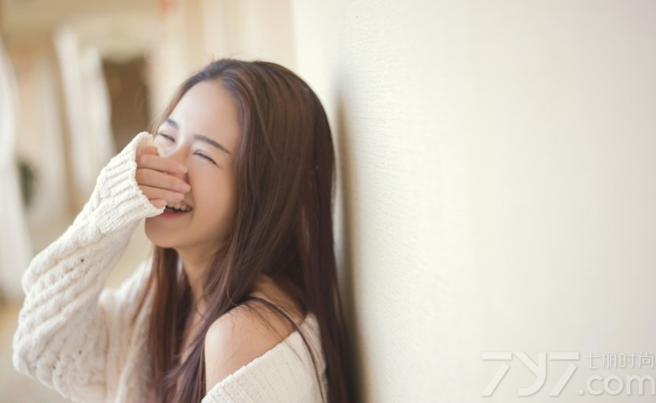 清新养眼美女在阳光的照射下，白皙肌肤显得更有诱人魅力，一双会放电的大眼加上甜美可爱的笑容，让宅男们怦然心动。穿着性感比基尼在毛衣的衬托下，透露出撩人心扉的致命魅力。性感长腿也成为引爆眼球的致命亮点。分享一组养眼美女性感私房写真，诱人瓷肌图片引人尖叫连连。