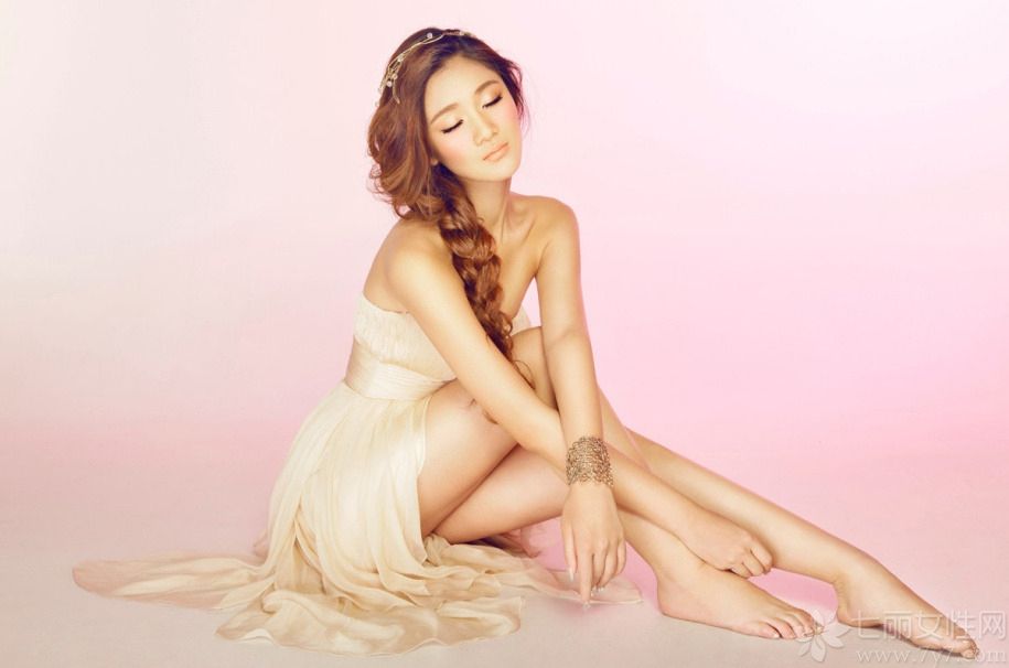 王熙然 ，辽宁大连人 ，90后超模，演员，歌手，2012年获得《男人装》杂志举办的装女郎梦想秀年度冠军。
2012年底曾与演员导演徐峥传出绯闻，2013年推出个人首张EP唱片《选择性失忆》。并于2013年8月出演新媒体电影《夜店北京》。2014年7月发布个人第一本写真集《Shinning Crystal》。