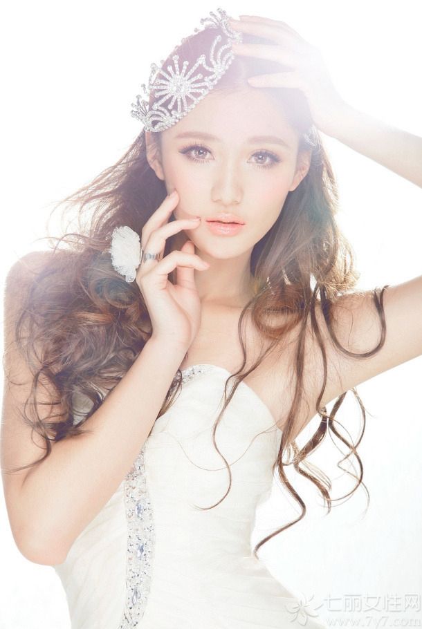 王熙然 ，辽宁大连人 ，90后超模，演员，歌手，2012年获得《男人装》杂志举办的装女郎梦想秀年度冠军。
2012年底曾与演员导演徐峥传出绯闻，2013年推出个人首张EP唱片《选择性失忆》。并于2013年8月出演新媒体电影《夜店北京》。2014年7月发布个人第一本写真集《Shinning Crystal》。