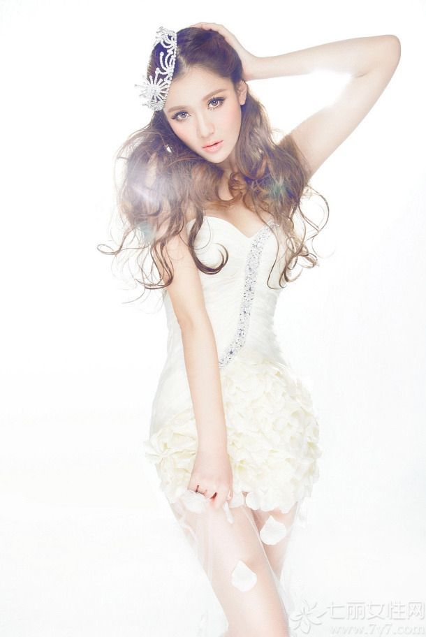 王熙然 ，辽宁大连人 ，90后超模，演员，歌手，2012年获得《男人装》杂志举办的装女郎梦想秀年度冠军。
2012年底曾与演员导演徐峥传出绯闻，2013年推出个人首张EP唱片《选择性失忆》。并于2013年8月出演新媒体电影《夜店北京》。2014年7月发布个人第一本写真集《Shinning Crystal》。