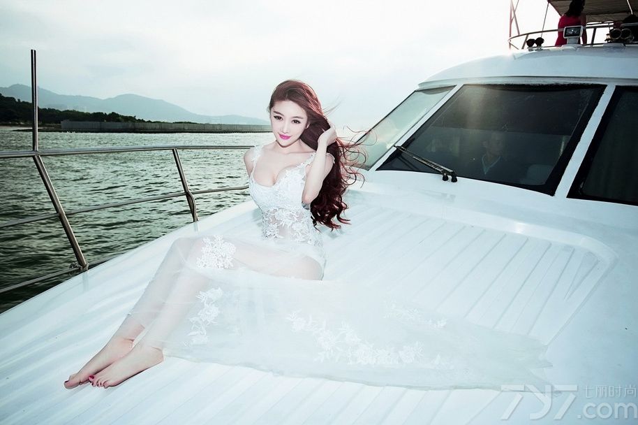 李馨诺1992年出生于云南省，曾经就读云南艺术学院，身高170公分的她自出道以来，一直走清纯路线，给看惯了浓妆艳抹的观众新鲜感官，还原学生时代的纯真与美好，虽性感却不暴露，虽时尚却不另类。被许多网友和粉丝们称为“宅男女神”。由于李馨诺经常参加一些公共慈善事业，又被影迷们称为“美丽的天使”。