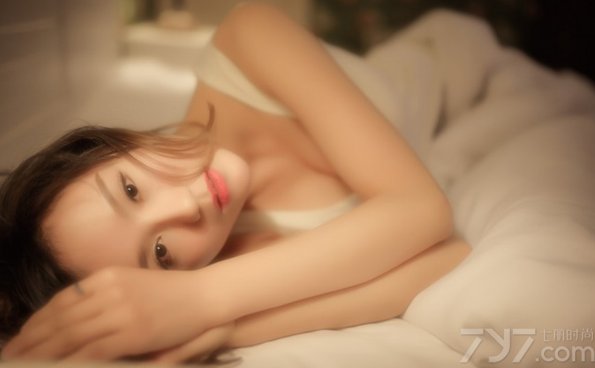 充满了忧桑表情的慵懒美女，在室内拍摄出一种另类的性感写真图片，穿着白色睡裙和不经意摆出的傲人没美胸，都是那么的撩人诱惑，白皙肌肤以及性感长腿都是致命的武器，特别是完美的忧桑画面太令人心醉。分享一组忧桑美女慵懒性感写真图片，安静美丽画面令人心碎。