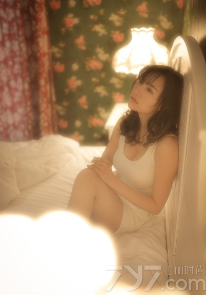 充满了忧桑表情的慵懒美女，在室内拍摄出一种另类的性感写真图片，穿着白色睡裙和不经意摆出的傲人没美胸，都是那么的撩人诱惑，白皙肌肤以及性感长腿都是致命的武器，特别是完美的忧桑画面太令人心醉。分享一组忧桑美女慵懒性感写真图片，安静美丽画面令人心碎。