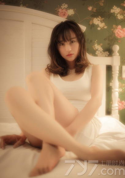 充满了忧桑表情的慵懒美女，在室内拍摄出一种另类的性感写真图片，穿着白色睡裙和不经意摆出的傲人没美胸，都是那么的撩人诱惑，白皙肌肤以及性感长腿都是致命的武器，特别是完美的忧桑画面太令人心醉。分享一组忧桑美女慵懒性感写真图片，安静美丽画面令人心碎。