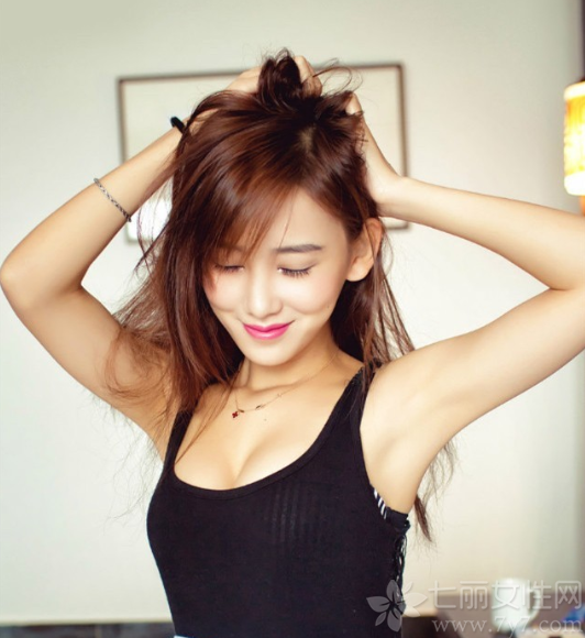 举止体态都非常优雅的性感美女，从骨子散发出来的性感魅力最是让人无法抗拒的，一张完美无瑕的精致脸蛋，加上性感妖娆迷人的身材，让男性们无从抵挡，傲人的事业线秀出致命气息。下面一起来看看这组优雅美女性感写真图片，如性感模特一般的妖娆迷人