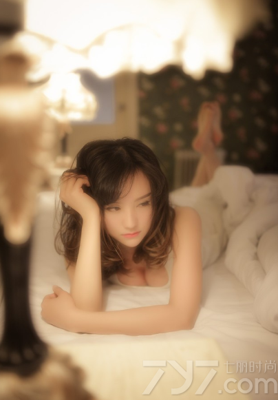 充满了忧桑表情的慵懒美女，在室内拍摄出一种另类的性感写真图片，穿着白色睡裙和不经意摆出的傲人没美胸，都是那么的撩人诱惑，白皙肌肤以及性感长腿都是致命的武器，特别是完美的忧桑画面太令人心醉。分享一组忧桑美女慵懒性感写真图片，安静美丽画面令人心碎。