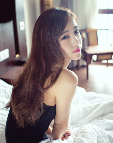 举止体态都非常优雅的性感美女，从骨子散发出来的性感魅力最是让人无法抗拒的，一张完美无瑕的精致脸蛋，加上性感妖娆迷人的身材，让男性们无从抵挡，傲人的事业线秀出致命气息。下面一起来看看这组优雅美女性感写真图片，如性感模特一般的妖娆迷人