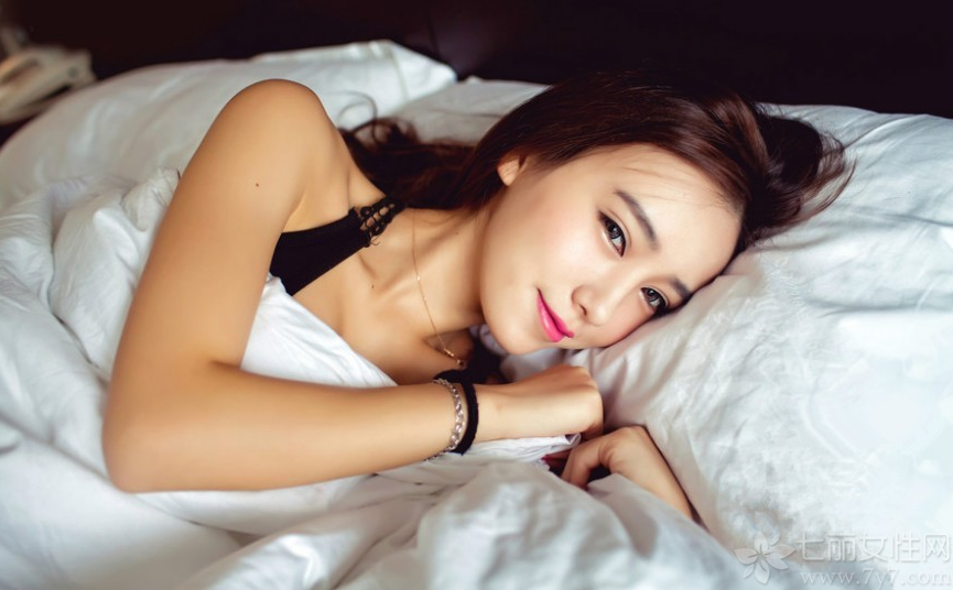 举止体态都非常优雅的性感美女，从骨子散发出来的性感魅力最是让人无法抗拒的，一张完美无瑕的精致脸蛋，加上性感妖娆迷人的身材，让男性们无从抵挡，傲人的事业线秀出致命气息。下面一起来看看这组优雅美女性感写真图片，如性感模特一般的妖娆迷人