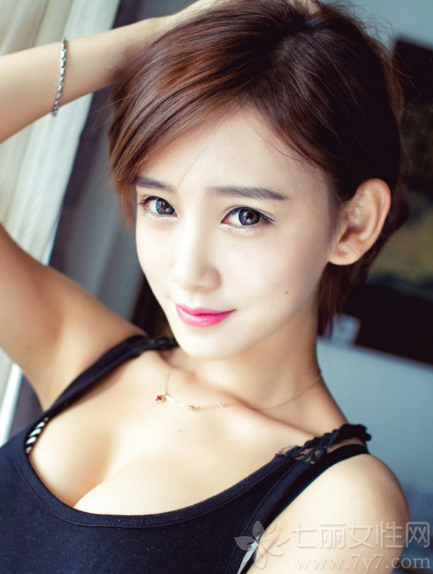 举止体态都非常优雅的性感美女，从骨子散发出来的性感魅力最是让人无法抗拒的，一张完美无瑕的精致脸蛋，加上性感妖娆迷人的身材，让男性们无从抵挡，傲人的事业线秀出致命气息。下面一起来看看这组优雅美女性感写真图片，如性感模特一般的妖娆迷人