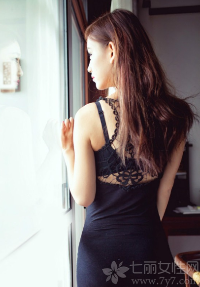 举止体态都非常优雅的性感美女，从骨子散发出来的性感魅力最是让人无法抗拒的，一张完美无瑕的精致脸蛋，加上性感妖娆迷人的身材，让男性们无从抵挡，傲人的事业线秀出致命气息。下面一起来看看这组优雅美女性感写真图片，如性感模特一般的妖娆迷人