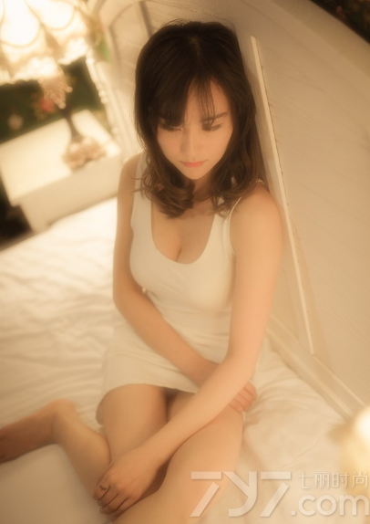 充满了忧桑表情的慵懒美女，在室内拍摄出一种另类的性感写真图片，穿着白色睡裙和不经意摆出的傲人没美胸，都是那么的撩人诱惑，白皙肌肤以及性感长腿都是致命的武器，特别是完美的忧桑画面太令人心醉。分享一组忧桑美女慵懒性感写真图片，安静美丽画面令人心碎。