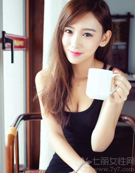 举止体态都非常优雅的性感美女，从骨子散发出来的性感魅力最是让人无法抗拒的，一张完美无瑕的精致脸蛋，加上性感妖娆迷人的身材，让男性们无从抵挡，傲人的事业线秀出致命气息。下面一起来看看这组优雅美女性感写真图片，如性感模特一般的妖娆迷人