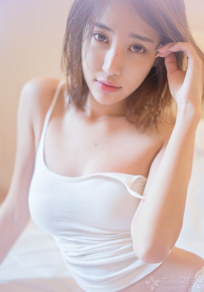 这组由性感模特张露拍摄的写真图片，在室内穿着白色吊带衣，若有似无的展示出白皙肌肤，躺在床上的慵懒妩媚画面让人一眼望去就欲罢不能，撩动心扉的诱人魅力无法抗拒，性感长腿也是诱人的焦点，分享一组性感模特张露私房写真，看性感美女湿身致命的图片。