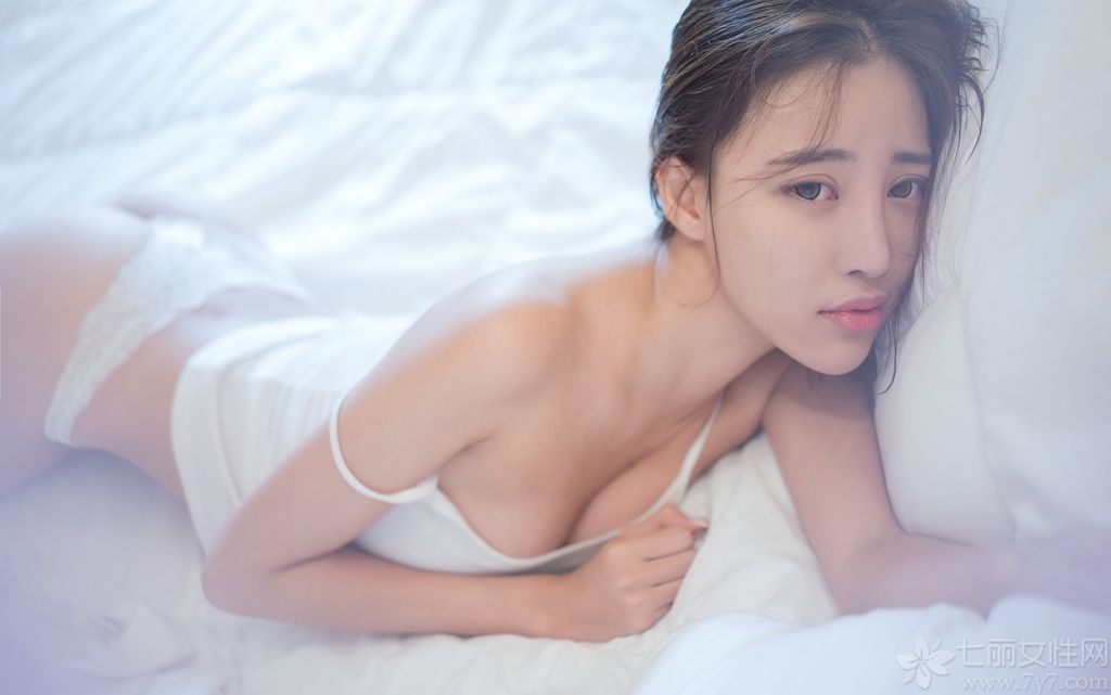 这组由性感模特张露拍摄的写真图片，在室内穿着白色吊带衣，若有似无的展示出白皙肌肤，躺在床上的慵懒妩媚画面让人一眼望去就欲罢不能，撩动心扉的诱人魅力无法抗拒，性感长腿也是诱人的焦点，分享一组性感模特张露私房写真，看性感美女湿身致命的图片。