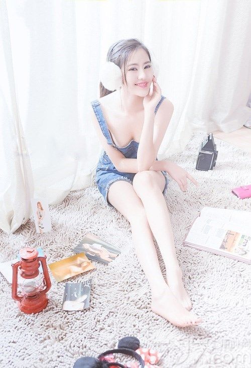 长相清纯靓丽的美女总是格外的讨人喜欢一些，下面就为大家分享一组超诱惑迷人的唯美诱惑写真，清纯的面容，甜美的笑容，身穿背带牛仔连体裤，露出白皙光滑的肌肤及那修长美腿，让宅男们心跳加速。