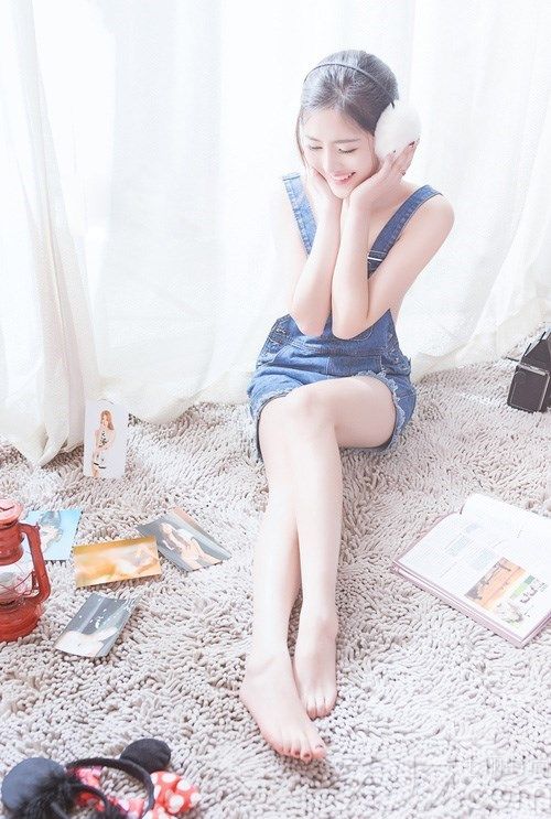 长相清纯靓丽的美女总是格外的讨人喜欢一些，下面就为大家分享一组超诱惑迷人的唯美诱惑写真，清纯的面容，甜美的笑容，身穿背带牛仔连体裤，露出白皙光滑的肌肤及那修长美腿，让宅男们心跳加速。