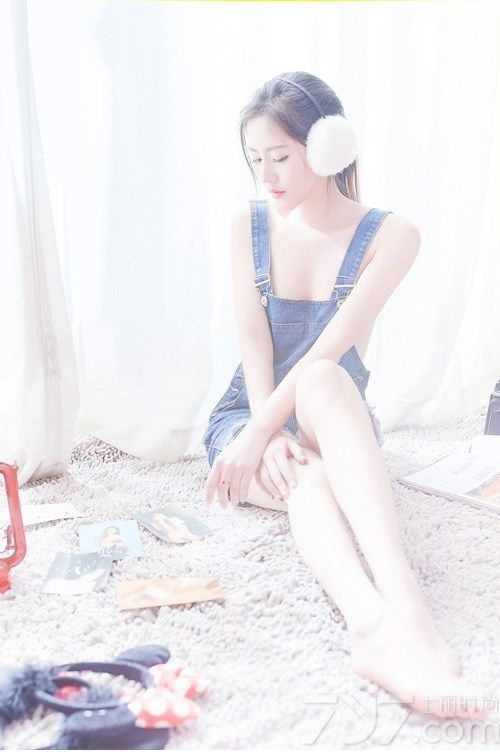 长相清纯靓丽的美女总是格外的讨人喜欢一些，下面就为大家分享一组超诱惑迷人的唯美诱惑写真，清纯的面容，甜美的笑容，身穿背带牛仔连体裤，露出白皙光滑的肌肤及那修长美腿，让宅男们心跳加速。