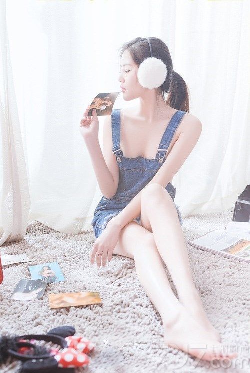 长相清纯靓丽的美女总是格外的讨人喜欢一些，下面就为大家分享一组超诱惑迷人的唯美诱惑写真，清纯的面容，甜美的笑容，身穿背带牛仔连体裤，露出白皙光滑的肌肤及那修长美腿，让宅男们心跳加速。