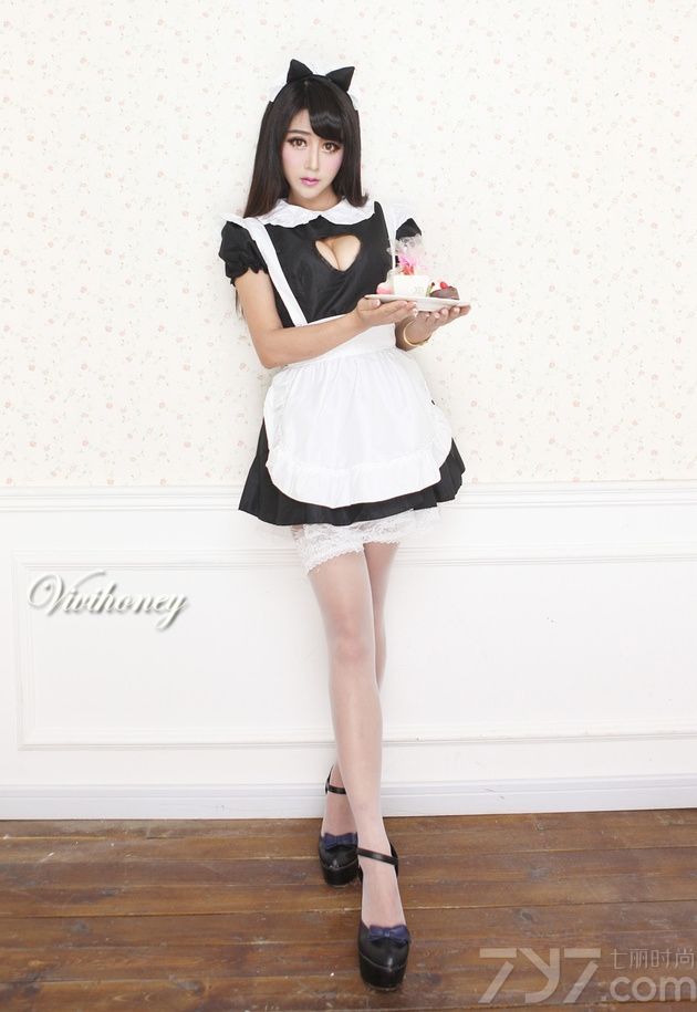 夏小薇，网络红人、新锐模特，网游代言人，旅拍达人。以其甜美清纯的面容，性感火辣的身材，以及无敌百变的造型，成为新一代“宅男女神”。首届腾讯QQ幻想流溪河服务区代言人，担任ChinaJoy金山.西山居展台主持人。被称为“CJ最美女主持”。因其高学历，又被粉丝称为“最美女硕士”。