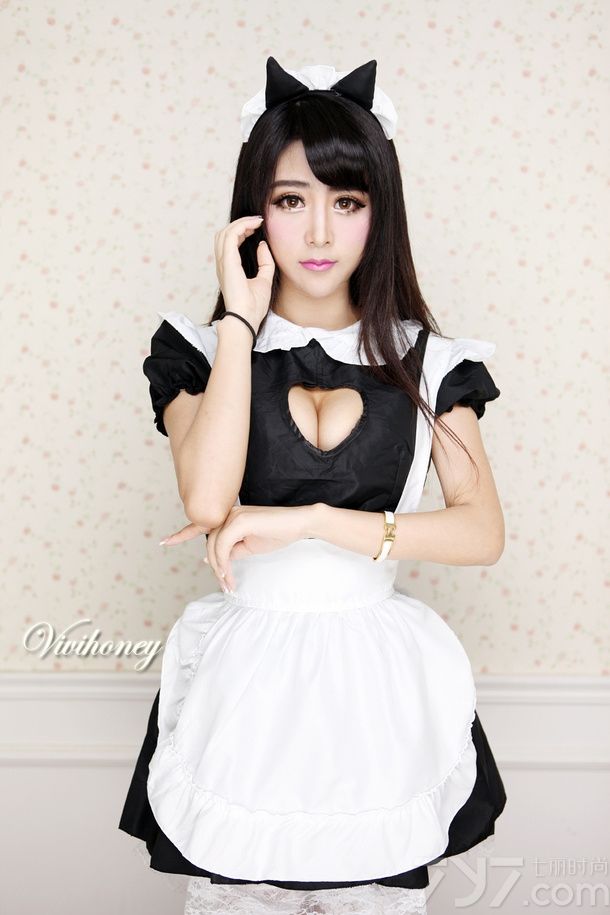 夏小薇，网络红人、新锐模特，网游代言人，旅拍达人。以其甜美清纯的面容，性感火辣的身材，以及无敌百变的造型，成为新一代“宅男女神”。首届腾讯QQ幻想流溪河服务区代言人，担任ChinaJoy金山.西山居展台主持人。被称为“CJ最美女主持”。因其高学历，又被粉丝称为“最美女硕士”。