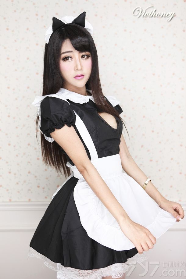 夏小薇，网络红人、新锐模特，网游代言人，旅拍达人。以其甜美清纯的面容，性感火辣的身材，以及无敌百变的造型，成为新一代“宅男女神”。首届腾讯QQ幻想流溪河服务区代言人，担任ChinaJoy金山.西山居展台主持人。被称为“CJ最美女主持”。因其高学历，又被粉丝称为“最美女硕士”。