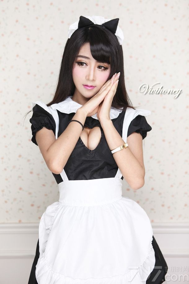 夏小薇，网络红人、新锐模特，网游代言人，旅拍达人。以其甜美清纯的面容，性感火辣的身材，以及无敌百变的造型，成为新一代“宅男女神”。首届腾讯QQ幻想流溪河服务区代言人，担任ChinaJoy金山.西山居展台主持人。被称为“CJ最美女主持”。因其高学历，又被粉丝称为“最美女硕士”。